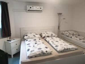 バラトンフレドにあるLI-DO Vendégházの2ベッド(枕付)が備わる客室です。