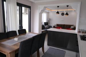 cocina y sala de estar con mesa y comedor en Sama house en Rize