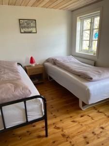 Een bed of bedden in een kamer bij Seaside Cottage