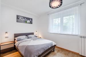 1 dormitorio con cama y ventana en Apartmaji Hosnar, Time Out en Bovec