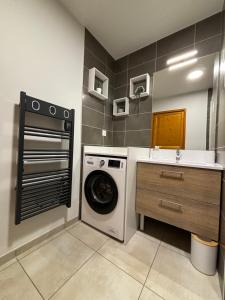 - une buanderie avec un lave-linge et un évier dans l'établissement Magnifique appt NEUF 6 pers - vue montagne St Lary - curistes ok, à Vielle-Aure