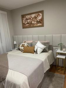 a bedroom with a large bed with pillows on it at Apartamento em Canela perto da Catedral - Catedralle in Canela