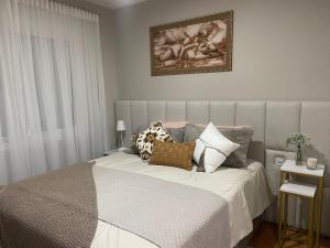 a bedroom with a large bed with pillows on it at Apartamento em Canela perto da Catedral - Catedralle in Canela