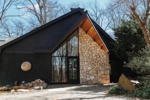una casa con techo negro y pared de piedra en Stunning Villa in Princeton, NJ, en Princeton