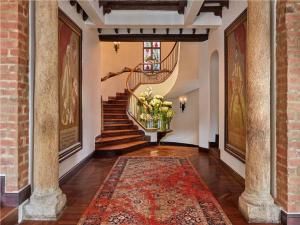 un pasillo con una escalera de caracol y una alfombra en Four Seasons Hotel Casa Medina Bogota, en Bogotá