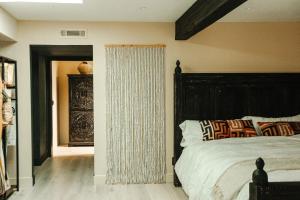 1 dormitorio con cama y cabecero negro en Stunning Villa in Princeton, NJ, en Princeton