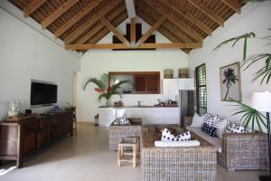 ein Wohnzimmer mit Sofas und einem Flachbild-TV in der Unterkunft Villa 25 in Port Vila