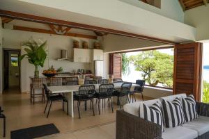 cocina y sala de estar con mesa y sillas en Villa 25, en Port Vila