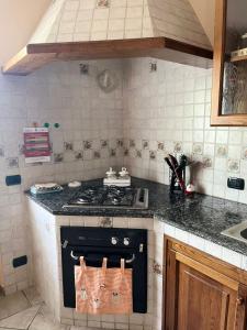 uma cozinha com um fogão e uma bancada em Casa Perin em Vezzano Ligure