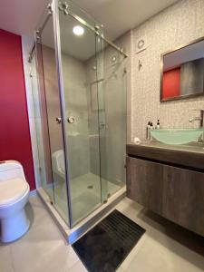 W łazience znajduje się przeszklony prysznic i toaleta. w obiekcie Terraza gran vista pegado a la condesa 2BR w mieście Meksyk