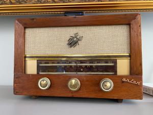 stare radio w drewnianym pudełku w obiekcie Terraza gran vista pegado a la condesa 2BR w mieście Meksyk