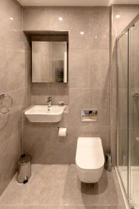 y baño con aseo y lavamanos. en SoHot Stays Sail Apt Sea Views Ground Floor Free Parking en Ramsgate