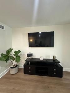 sala de estar con TV de pantalla plana en la pared en Luxurious & Spacious Townhouse in Prime Location, en Miami