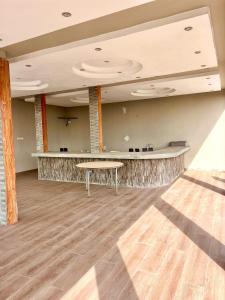 Luxe Villa في كوتونو: غرفة كبيرة مع طاولة في الوسط