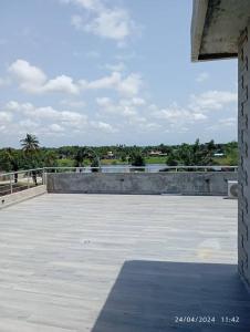 un parking avec un skatepark en arrière-plan dans l'établissement Luxe Villa, à Cotonou