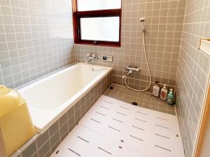 baño con bañera y ventana en villa mori no wankororin - Vacation STAY 69614v, en Tsumagoi