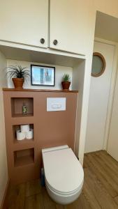 een badkamer met toilet in een kamer bij Le Bayanas in La Rochelle +92 foto's