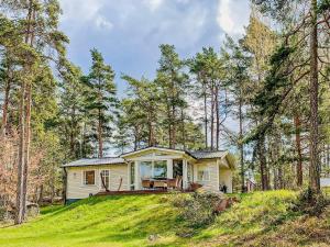 une petite maison sur une colline dans les bois dans l'établissement Holiday home MÖNSTERÅS VII, à Mönsterås
