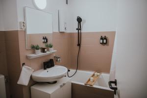 bagno con lavandino e doccia di Moderne Wohnung mit Weserblick und Uferpromenade a Brema