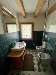 y baño con lavabo, aseo y ducha. en Appartamento Fronte Laguna Ca’Nonica en SantʼAntonio