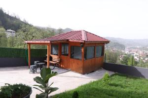 einen hölzernen Pavillon mit einer Bank auf einer Terrasse in der Unterkunft Sama house in Rize