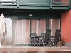 菲希塔赫的住宿－Tranquil Holiday Home in Blossersberg with Terrace，大楼前的桌椅