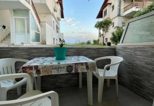 Μπαλκόνι ή βεράντα στο Sunny sea view Apartment- Geoponika - free parking
