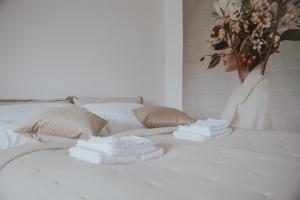 Ένα ή περισσότερα κρεβάτια σε δωμάτιο στο Uniq Apartment zum Wohlfühlen mit Weserblick und Balkon in Toplage +40 φωτογραφίες