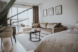 un soggiorno con letto e divano di Moderne Wohnung mit Weserblick und Uferpromenade a Brema
