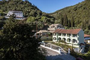 una pequeña ciudad en las montañas con casas en Vicky's Apartments en Agios Gordios