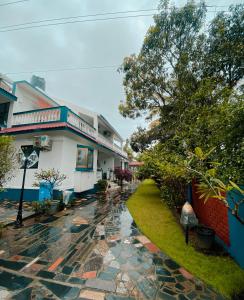 een door regen doordrenkte straat voor een gebouw bij Honeydew Suites and Villas by Goaround Homes in Vagator