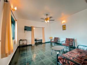 een woonkamer met een bank en een tafel bij Honeydew Suites and Villas by Goaround Homes in Vagator