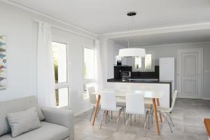 una cucina e una sala da pranzo con tavolo e sedie di Cascade by Oliva Nova a Oliva
