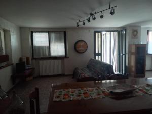 a living room with a couch and a table at Viaggio a San Marino in Serravalle