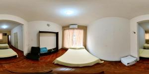 Habitación con 2 camas y ventana en CENTRALHE HOTEL, en Marília