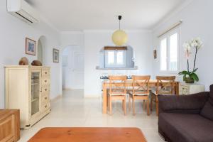 a kitchen and living room with a table and chairs at Caddy by ON Travel in Casas Devesa