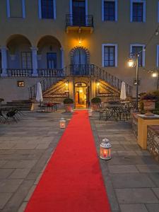 un tappeto rosso di fronte a un edificio di Hotel Villa Cheli a Lucca