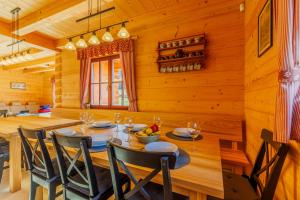 a dining room with a table and chairs in a cabin at Roubenka Orlice - Orlické hory in Červená Voda