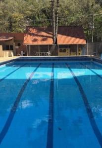 卡尚布的住宿－Hospedagem Sul de Minas Caxambu，一座蓝色的大型游泳池,其建筑背景为: