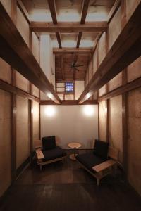 高山市にあるMakotoya Ohjin - Vacation STAY 57534vの椅子2脚、テーブル、窓が備わる客室です。