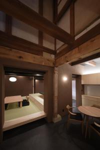 高山市にあるMakotoya Ohjin - Vacation STAY 57534vの二段ベッド2台とテーブルが備わる客室です。