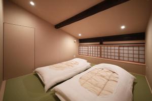 高山市にあるMakotoya Ohjin - Vacation STAY 57534vのベッドと窓が備わる小さな客室です。