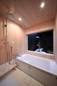 高山市にあるMakotoya Ohjin - Vacation STAY 57534vのバスルーム(バスタブ付)、窓が備わります。