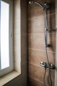 eine Dusche mit Duschkopf im Bad in der Unterkunft MB SEA VIEW Apartment in St Paul's Bay