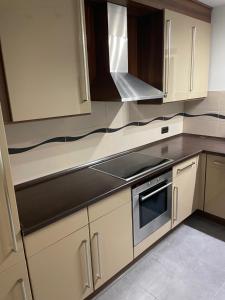 Kuchyň nebo kuchyňský kout v ubytování Helles Zimmer in Wohnung mit Balkon
