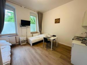 柏林Lovely apartment in Berlin4的客房设有一张床、一张桌子