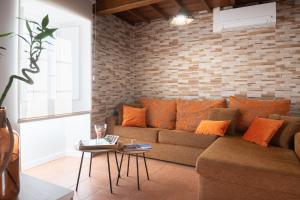 A seating area at Casa Tarrío con Piscina - Santiago de Compostela