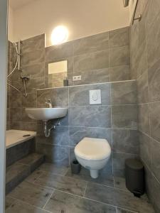 柏林Lovely apartment in Berlin4的带马桶和水槽的浴室