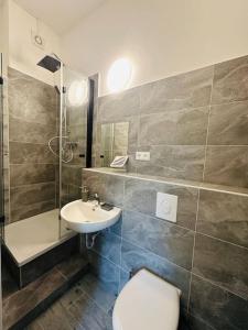 柏林Lovely apartment in Berlin4的浴室里有马桶、洗手池和淋浴。