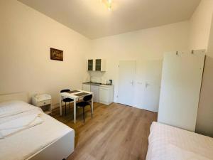 柏林Lovely apartment in Berlin4的一间有两张床、一张桌子和一间厨房的房间